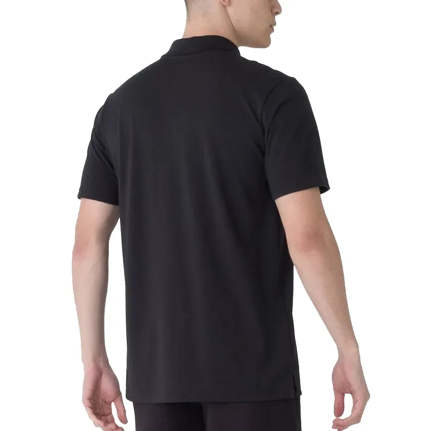 Vista traseira da camiseta polo masculina FILA preta com logo branco